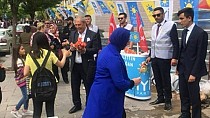 Akdoğan karanfil dağıttı - haberi