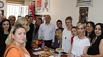 Kadın kollarına ziyaret - haberi