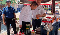PAZARI GEZDİ