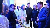 Standı ziyaret etti
